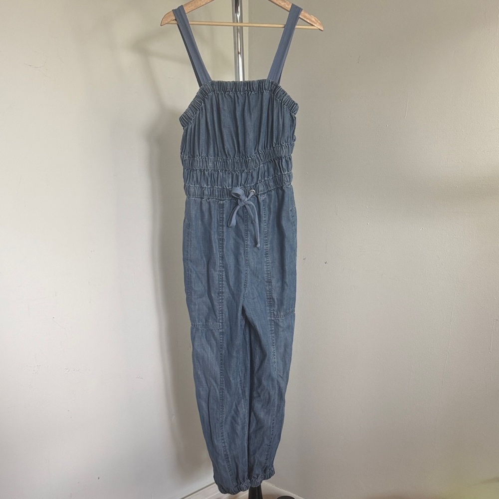 Elan Denim Blue light wash
Jumpsuit adjustable tie waist
Size S - Picture 2 of 9